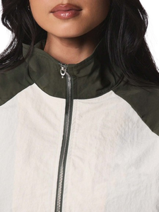 Chaqueta cortavientos con cordón ajustable en colores otoñales para mujer, con logotipo personalizado y cremallera completa, en oferta. - Product Image 5