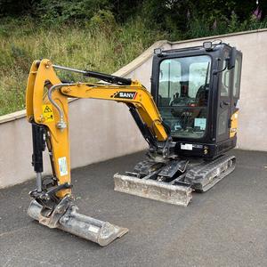 Excavadora compacta Sany SY18C de alta eficiencia, diseñada para trabajos de precisión en espacios reducidos, con motor confiable y brazo retráctil duradero. - Product Image 1