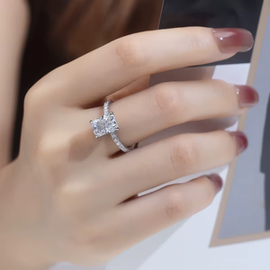 Bague de fiançailles de luxe en diamant taille radiant avec diamant pour femme, style unique, certifiée IGI - Product Image 4