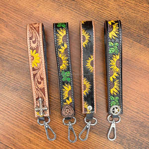 Nouveau porte-clés en cuir personnalisé fait à la main usiné à la main pour les femmes boucle élégante à anneau en D avec bracelet en métal Concho - Product Image 5