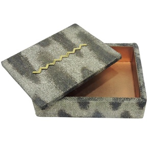 Caja de embalaje de regalo de terciopelo rectangular de estilo moderno en gris y dorado para joyas con elegante estuche de almacenamiento de terciopelo - Product Image 4