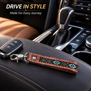 Porte-clés artisanal en cuir marron de qualité supérieure avec perles, motif géométrique turquoise gravé, fermoir pivotant durable - Product Image 3