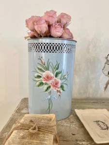 Contenedor de basura artístico azul con estampado de flores rosas y borde decorativo, ideal para el hogar, la oficina y tiendas de boutique, procedente de la India. - Product Image 2