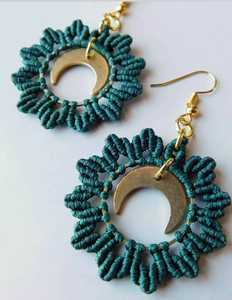 Boucles d'oreilles en macramé faites à la main en forme de croissant de lune, style bohème, en fil tissé, bijoux artisanaux célestes pour femmes - Product Image 1