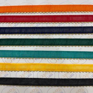 Dentelle dorée importée avec une finition soignée et une qualité de tissu durable pour les marques de mode. - Product Image 4