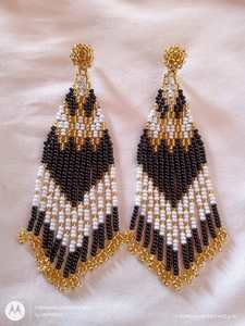 Pendientes de cuentas de vidrio llamativos para una elección de moda audaz que crea un look dramático con un arreglo detallado de las cuentas. - Product Image 3