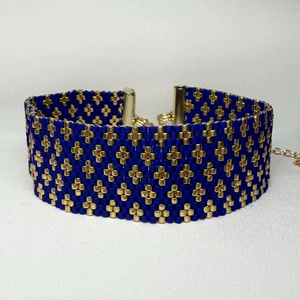Bracelet de luxe fait main perlé, motif croix bleu et or, fermoir métallique, design exquis - Product Image 1