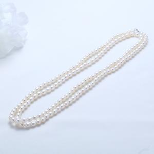 Collier long en perles d'eau douce blanches pour femmes, qualité 5 mm, enveloppé en 2 cercles, légères imperfections, avec une chaîne chic pour pull - Product Image 4