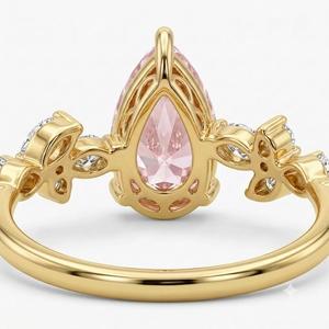แหวนหมั้นเพชรทรงหยดน้ำสีชมพูแฟนซี ทองคำขาว 18K สำหรับผู้หญิง ประดับเพชรข้าง ดีไซน์คลาสสิก ได้รับการรับรองจาก IGI - Product Image 2