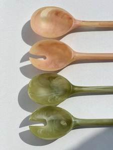 ชุดช้อนส้อมเรซิ่นลายหินอ่อนดีไซน์พิเศษ สีเขียวและสีพีช อุปกรณ์ครัวสำหรับเสิร์ฟ - Product Image 1