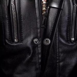 Veste en cuir longue et imperméable pour hommes avec col montant et quatre poches Manteau de moto de couleur unie En stock disponible - Product Image 5