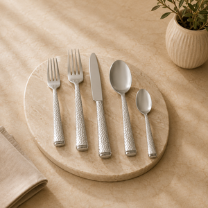 Juego de Cubiertos de Acero Inoxidable Martillado con Acabado Mate, Apto para Lavavajillas, Diseño Minimalista para Bodas - Product Image 1
