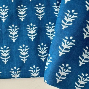 Tissu en coton imprimé à la main, base bleu indigo, motif Buta blanc, textile indien fait main, motif floral minimaliste - Product Image 4