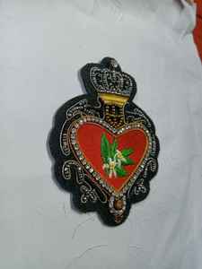 Parche de Corazón Sagrado Hecho a Mano con Pedrería y Cuentas, con Motivo de Corona - Product Image 2