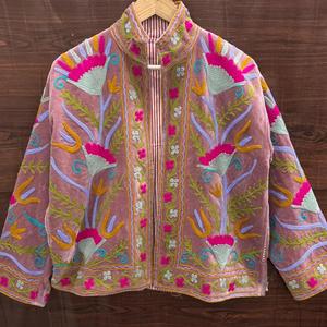 เสื้อแจ็คเก็ตกำมะหยี่สีชมพูปักลายดอกไม้สไตล์โบฮีเมียน งานฝีมือแบบดั้งเดิม ตกแต่งด้วยด้ายหลากสี - Product Image 1
