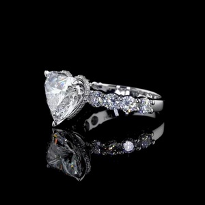 Bague pour femme en or blanc 14K avec diamant de laboratoire taille cœur romantique 2,00 carats et pierres latérales, certifiée IGI, pour fiançailles et anniversaire - Product Image 2