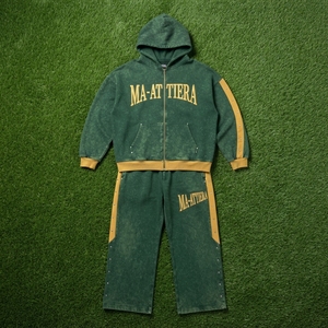 Conjunto de Sudadera con Capucha Verde Oscuro y Cremallera Dorada para Hombre y Pantalones de Pierna Ancha con Paneles Laterales en Contraste y Detalles de Tachuelas, Chándal Estilo Urbano, Personalizado OEM ODM - Product Image 6