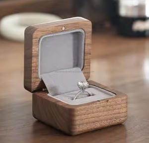 Caja de Anillos Rústica de Madera con Imanes para Exhibición de Joyería de Boda o Compromiso - Product Image 4