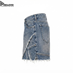 Jorts de mezclilla cargo desgastados de lavado medio con construcción de paneles múltiples, patrón grabado con láser y borde sin rematar - Product Image 3