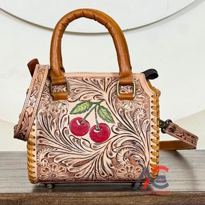 Bolso de mano tipo duffel de cuero artesanal con diseño de cerezas y correa ajustable, inspirado en el estilo occidental, con motivos florales tallados, para mujer, ideal para viajes. - Product Image 1