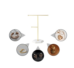 ขาตั้งโชว์เครื่องประดับแบบสองแขน ดีไซน์เรียบหรู พร้อมแท่งยกสูงสำหรับวางสร้อยคอและกำไลข้อมือ ฐานแข็งแรง ทันสมัย เหมาะสำหรับจัดระเบียบบนโต๊ะเครื่องแป้ง - Product Image 5