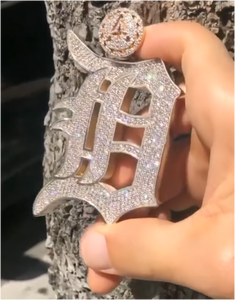 Pendentif et breloque hip-hop haut de gamme personnalisés en moissanite 925 massif, style VVS glacé avec chaîne à maillons - Product Image 2