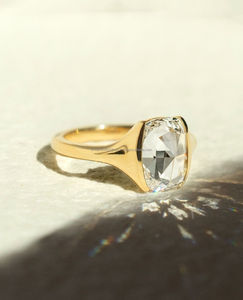 Bague de luxe en diamant taille coussin pour femme en or jaune – Élégante bague de fiançailles, de mariage ou d'anniversaire – Bijou classique - Product Image 2