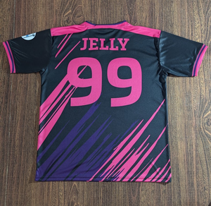 Camiseta de fútbol KOOVENTUS, diseño frontal con estampado del logotipo del equipo en blanco y negro, ajuste regular para adultos - Product Image 2
