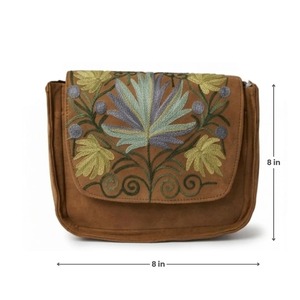 Bolso bandolera con bordado Crewel de Cachemira en gamuza marrón castaño con loto azul y crisantemo amarillo - Product Image 3