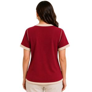 Camiseta de Manga Corta con Cuello en V para Mujer, Color Rojo Beige, Bordado Floral, Ribete en Contraste, Logotipo Personalizado, Detalle de Botones, Ropa Casual al por Mayor - Product Image 2