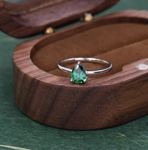 แหวนเงินแท้ประดับเพชร CZ สีเขียวมรกตทรงหยดน้ำ 1 กะรัต ขนาด 5x7 มม. แหวนเพทายสีเขียว แหวนรูปหยดน้ำ แหวนประจำเดือนพฤษภาคม - Product Image 3