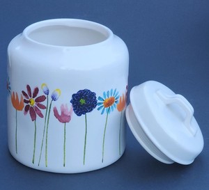 Pot de rangement en céramique à motif floral avec couvercle, récipient hermétique pour aliments, organisateur de comptoir de cuisine durable, design élégant - Product Image 1