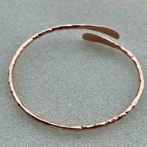 กำไลข้อมือทองแดงทำมือสไตล์โมเดิร์นสำหรับผู้ชาย ทองแดงแท้ คุณภาพสูง - Product Image 2