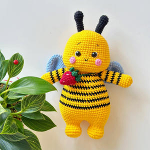Poupée abeille au crochet faite à la main, jouet en peluche amigurumi, abeille tricotée mignonne, peluche personnalisée OEM, vente en gros, produit vietnamien - Product Image 2