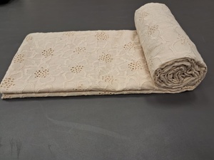 Tissu en coton blanc de qualité supérieure avec broderie Schiffli - Motifs floraux et ajourés pour ensembles coordonnés et robes - Product Image 3