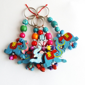 Porte-clés en bois artisanal, assortiment de porte-clés en bois colorés pour cadeaux de mariage, cadeaux de fête d'anniversaire, cadeaux de remerciement - Product Image 3