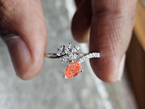 Anillo de compromiso de lujo para mujer con diamantes talla pera rosa, diseño floral en racimo, en oro rosa con banda pavé y anillo cruzado de hoja marquesa - Product Image 4