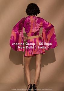 Ensemble deux pièces imprimé pour femme – Haut court à manches cloche et col en V à nouer avec mini-jupe – Assortiment - Product Image 2