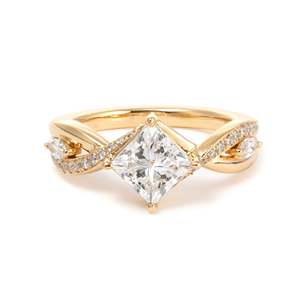 Anillo de Oro Amarillo Sólido de 18K con Diamante Cultivado en Laboratorio de Corte Princesa de 1.5ct Premium para Mujer, Diseño Vintage con Diamantes en Forma de Cometa y Pavé de Vid Retorcida - Product Image 3