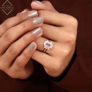Anillo de Diamantes de Lujo con Corte Esmeralda y Tres Piedras, Oro Amarillo con Piedras Laterales en Baguette, Joyería de Compromiso, Regalo - Product Image 6