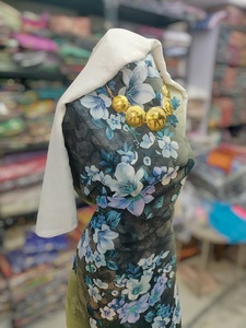 Tela Jacquard Negra con Estampado Floral Azul y Shaash Blanco para Dirac Alemán |   Vestido de Lujo 100% Algodón para Boda y Fiesta - Product Image 2