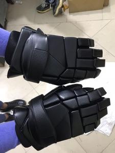 Guantes de hockey sobre hielo ajustables de cuero PU con cierre de velcro para adultos, diseño negro sólido - Product Image 2