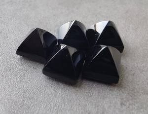 Ónix Negro Natural en Forma de Pirámide, Cabujón Cuadrado con Reverso Plano, Calibrado, Gema Suelta para Joyería - Product Image 6