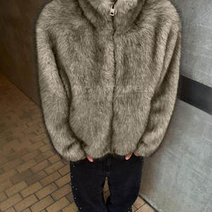 Veste à capuche élégante pour homme en fausse fourrure, doublure en tissu premium, confort moelleux, design chaud pour l'hiver, toucher doux et agréable. - Product Image 6