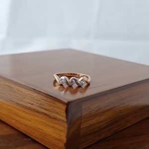 Bague en or massif 18 carats avec trois diamants, design ondulé, élégante et minimaliste, alliance pour femme, bijoux fins, cadeau - Product Image 2