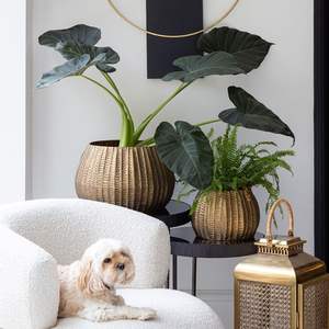 Vase en métal charmant pour la décoration de table avec un travail artistique attrayant - Product Image 2