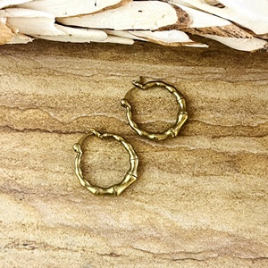 Pendientes de Aro de Bambú de Alta Demanda, Pendientes Boho de Latón para Mujer, Bañados en Oro de 18K, Minimalistas, Tipo Huggies, Naturales, para Venta al por Mayor/OEM/ODM - Product Image 4