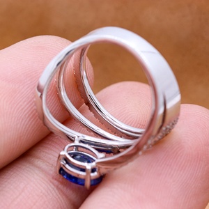 Bague Statement en Or Blanc Massif 18 carats avec Saphir Bleu Naturel Oval et Pavé de Diamants Multi-rangs, Bijoux Fins Memoria Jewels - Product Image 2