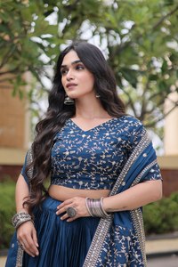 Conjunto de Lehenga Choli de Seda Azul con Bordado Dorado, Traje Tradicional Indio para Bodas, para Mujer, Largo hasta el Suelo, Corte Regular - Product Image 2