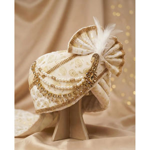 Sofá Real para Novio en Color Marfil y Dorado para Bodas |   Turbante Tradicional Indio Hecho a Mano con Perlas, Piedras y Plumas para Ceremonias - Product Image 2